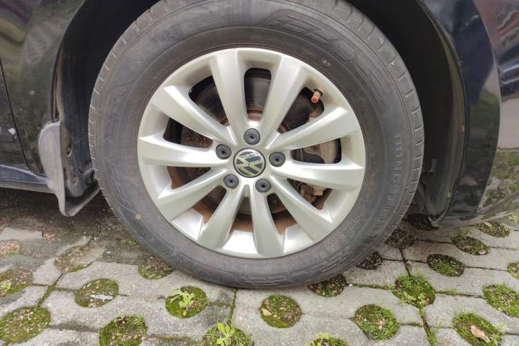 Used Volkswagen Passat 2013 1.8TSI DSG Government Procurement Edition Right Front Wheel Hub
