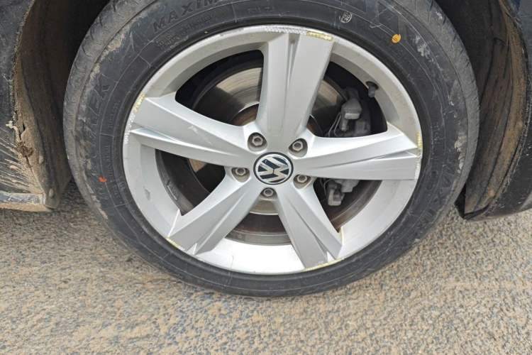 Used Volkswagen Passat 2013 1.8TSI DSG Prestige Edition Right Front Wheel Hub