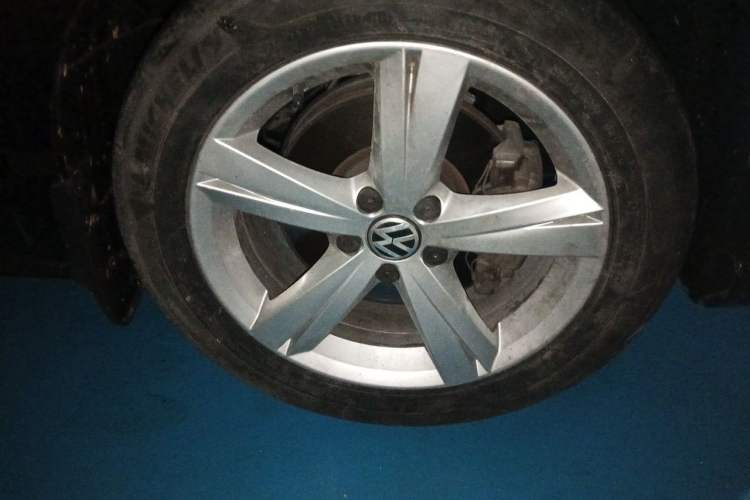 Used Volkswagen Passat 2013 1.8TSI DSG Prestige Edition Right Front Wheel Hub