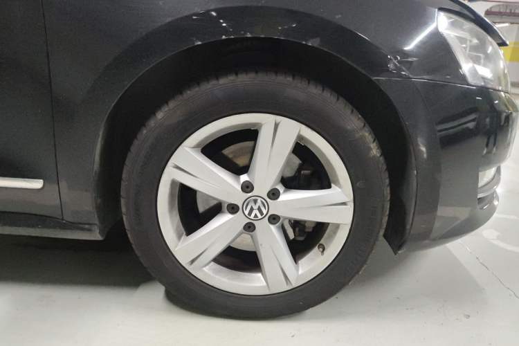 Used Volkswagen Passat 2013 1.8TSI DSG Prestige Edition Right Front Wheel Hub