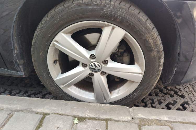 Used Volkswagen Passat 2013 2.0 TSI DSG Prestige Edition Right Front Wheel Hub