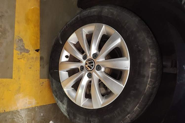 Used Volkswagen Passat 2013 1.8TSI DSG Government Procurement Edition Right Rear Wheel Hub