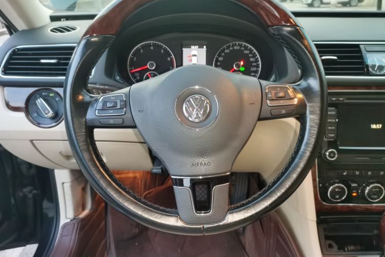 Used Volkswagen Passat 2013 1.8TSI DSG Ultimate Edition Steering Wheel