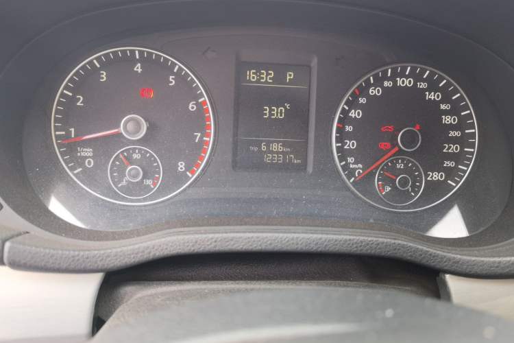 Used Volkswagen Passat 2013 1.4 TSI DSG BlueMotion Edition Odometer Close Up