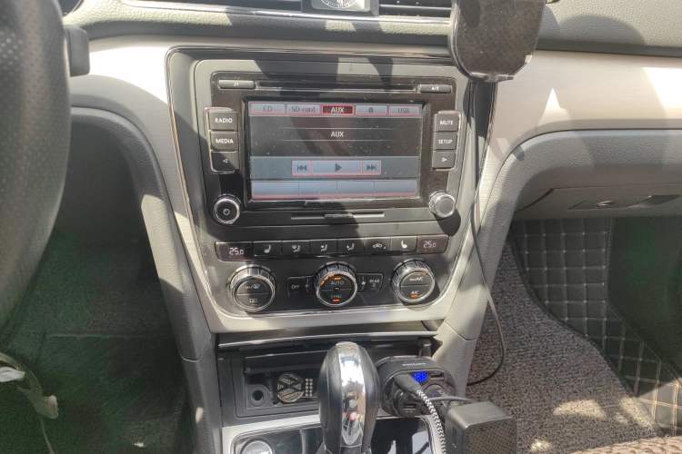 Used Volkswagen Passat 2013 1.8TSI DSG Prestige Edition Audio And AC Panel