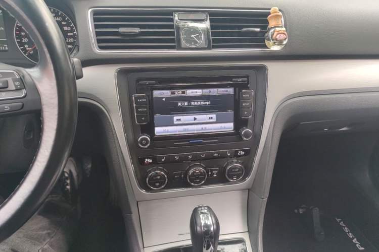 Used Volkswagen Passat 2013 1.8TSI DSG Prestige Edition Audio And AC Panel