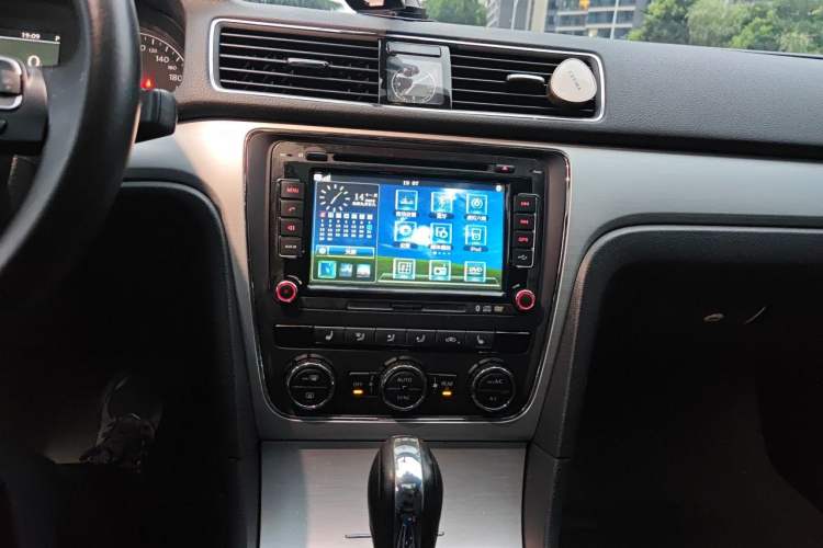 Used Volkswagen Passat 2013 1.8TSI DSG Prestige Edition Audio And AC Panel