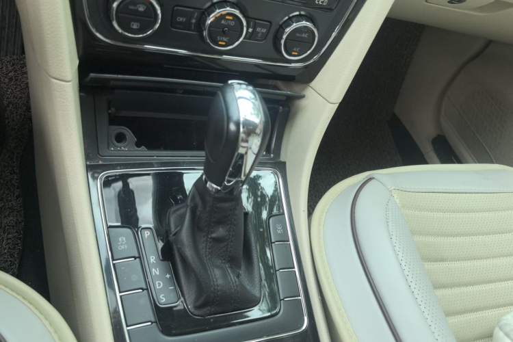 Used Volkswagen Passat 2013 1.8TSI DSG Prestige Edition Gear Lever