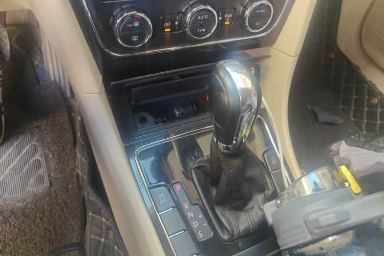 Used Volkswagen Passat 2013 1.8TSI DSG Prestige Edition Gear Lever