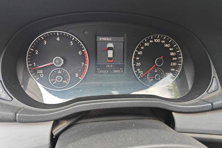 Used Volkswagen Passat 2013 1.8TSI DSG Prestige Edition Odometer Close Up