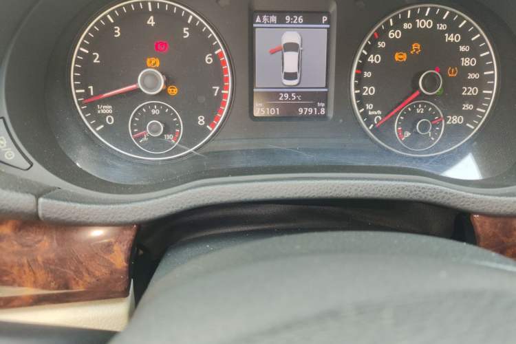 Used Volkswagen Passat 2013 2.0 TSI DSG Ultimate Edition Odometer Close Up