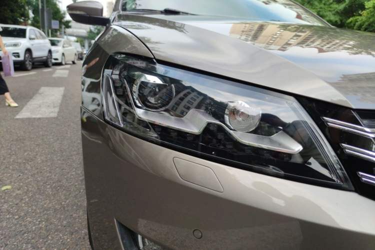 Used Volkswagen Passat 2013 1.8TSI DSG Prestige Edition Right Front Headlight