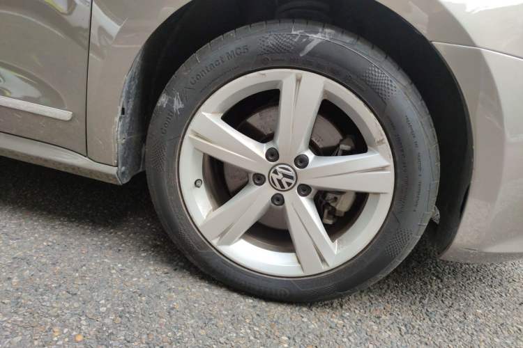 Used Volkswagen Passat 2013 1.8TSI DSG Prestige Edition Right Front Wheel Hub