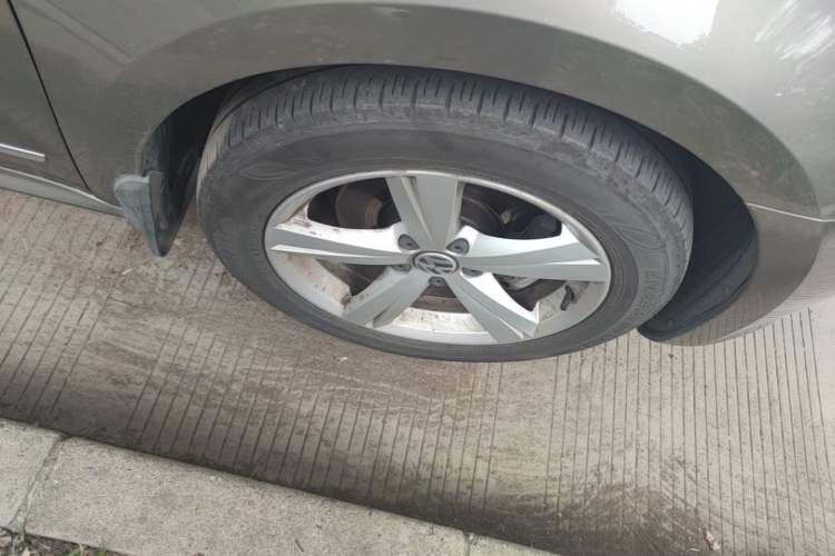 Used Volkswagen Passat 2013 1.8TSI DSG Prestige Edition Right Front Wheel Hub