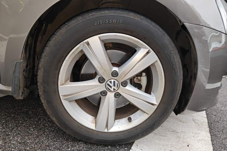 Used Volkswagen Passat 2013 1.8TSI DSG Prestige Edition Right Front Wheel Hub
