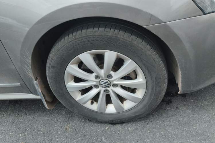Used Volkswagen Passat 2013 1.8TSI DSG Prestige Edition Right Front Wheel Hub