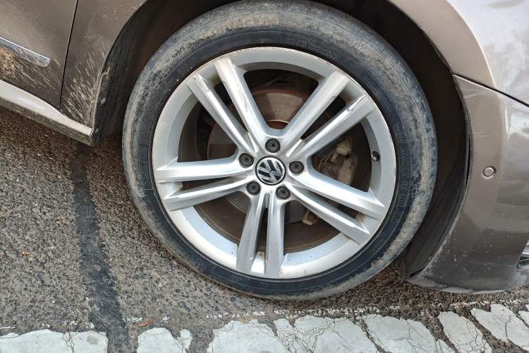 Used Volkswagen Passat 2013 1.8TSI DSG Ultimate Edition Right Front Wheel Hub