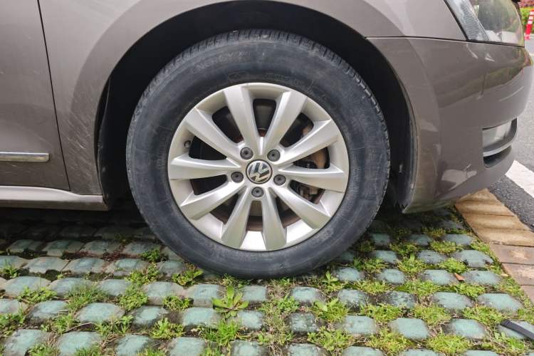 Used Volkswagen Passat 2013 1.8TSI DSG Prestige Edition Right Front Wheel Hub
