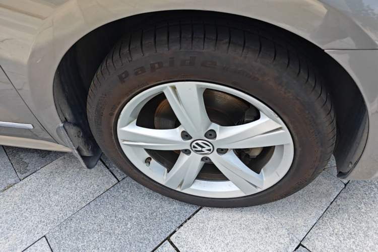 Used Volkswagen Passat 2013 1.8TSI DSG Prestige Edition Right Front Wheel Hub