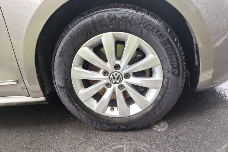Used Volkswagen Passat 2013 1.8TSI DSG Prestige Edition Right Front Wheel Hub