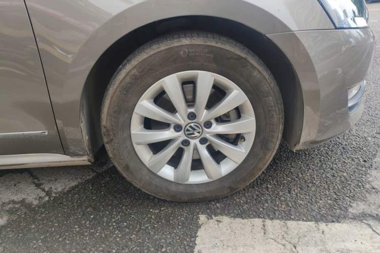 Used Volkswagen Passat 2013 1.8TSI DSG Prestige Edition Right Front Wheel Hub