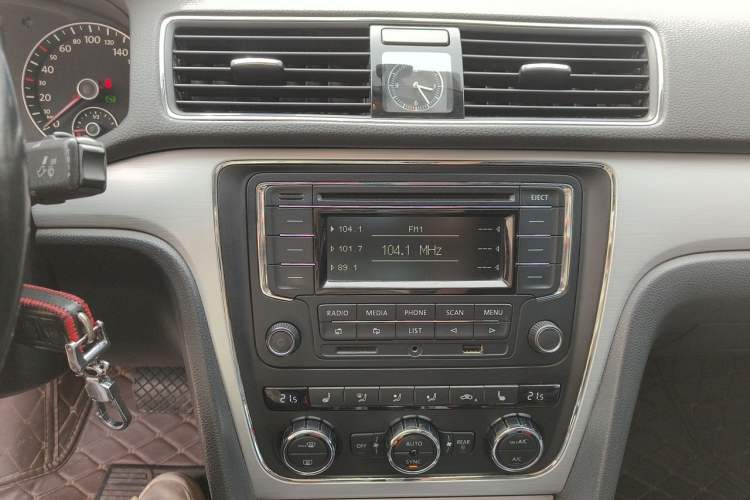Used Volkswagen Passat 2013 1.8TSI DSG Prestige Edition Audio And AC Panel
