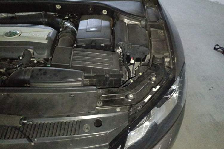 Used Volkswagen Passat 2013 1.8TSI DSG Prestige Edition Engine Bay Left