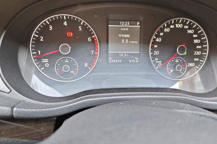 Used Volkswagen Passat 2013 1.8TSI DSG Prestige Edition Odometer Close Up