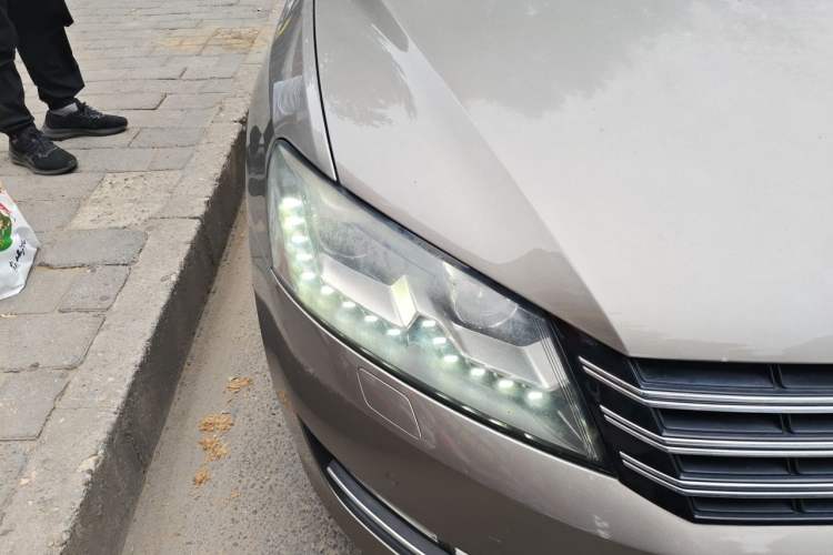 Used Volkswagen Passat 2013 3.0L V6 DSG Flagship Deluxe Edition Right Front Headlight