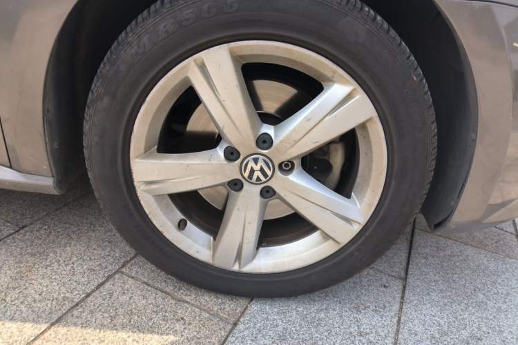 Used Volkswagen Passat 2013 1.8TSI DSG Prestige Edition Right Front Wheel Hub