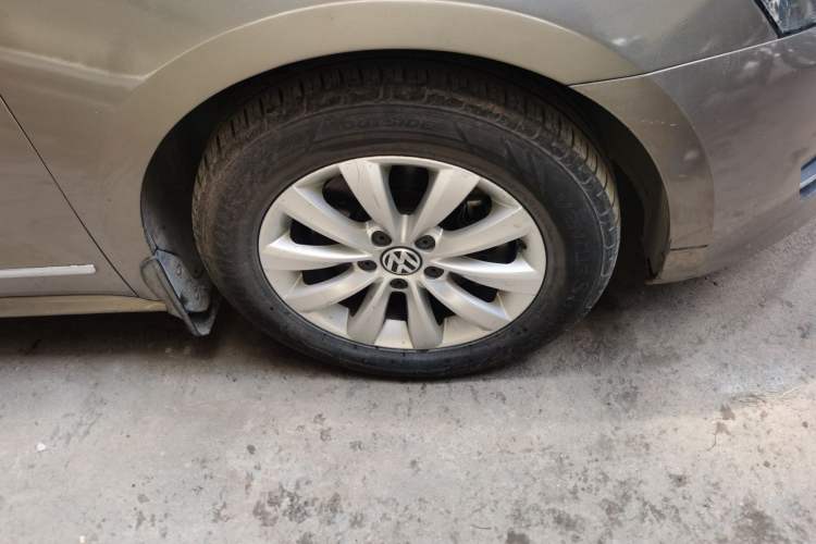 Used Volkswagen Passat 2013 1.8TSI DSG Prestige Edition Right Front Wheel Hub