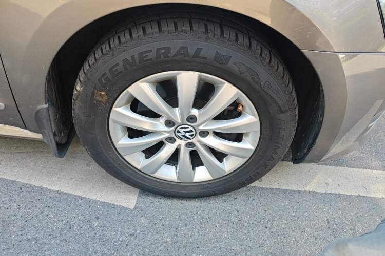 Used Volkswagen Passat 2013 1.8TSI DSG Prestige Edition Right Front Wheel Hub