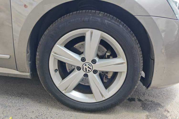 Used Volkswagen Passat 2013 1.8TSI DSG Prestige Edition Right Front Wheel Hub