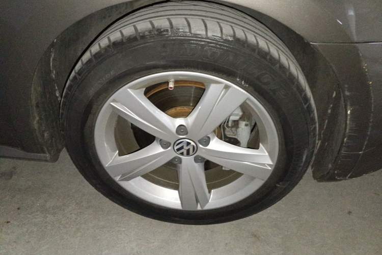 Used Volkswagen Passat 2013 1.8TSI DSG Prestige Edition Right Front Wheel Hub
