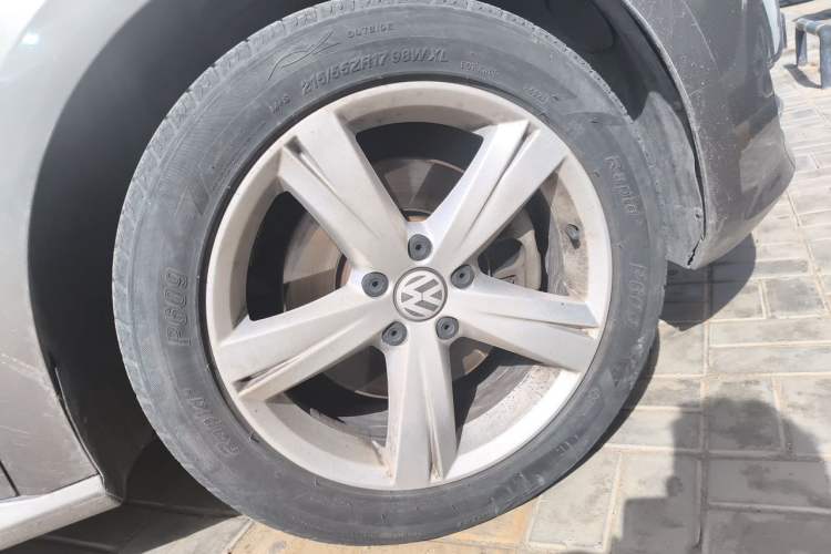Used Volkswagen Passat 2013 1.8TSI DSG Prestige Edition Right Front Wheel Hub
