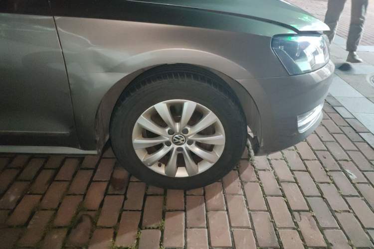 Used Volkswagen Passat 2013 1.8TSI DSG Prestige Edition Right Front Wheel Hub