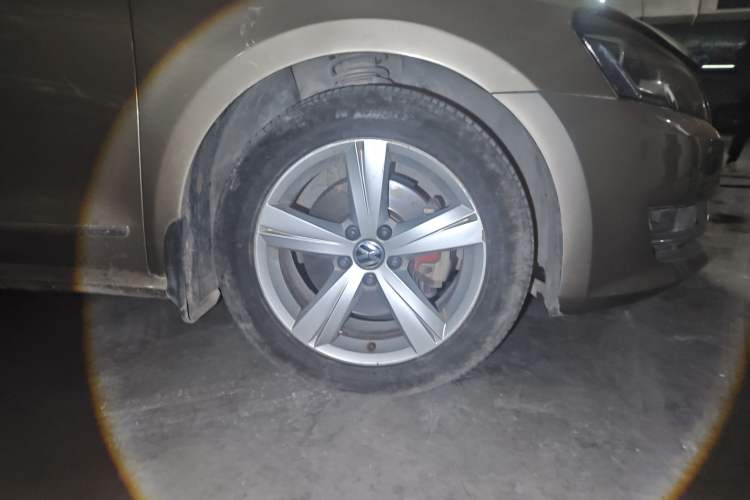 Used Volkswagen Passat 2013 1.8TSI DSG Prestige Edition Right Front Wheel Hub