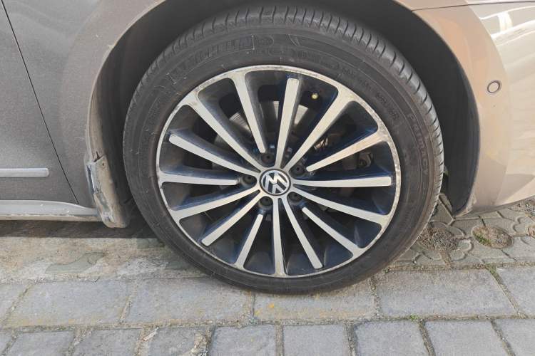 Used Volkswagen Passat 2013 3.0L V6 DSG Flagship Edition Right Front Wheel Hub
