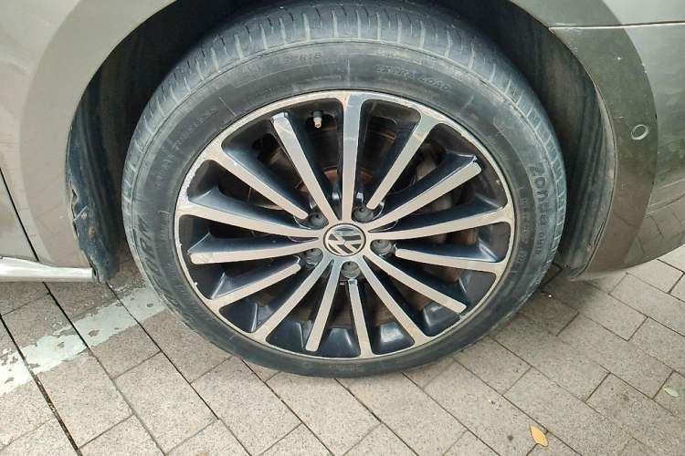 Used Volkswagen Passat 2013 1.8TSI DSG Ultimate Edition Right Front Wheel Hub