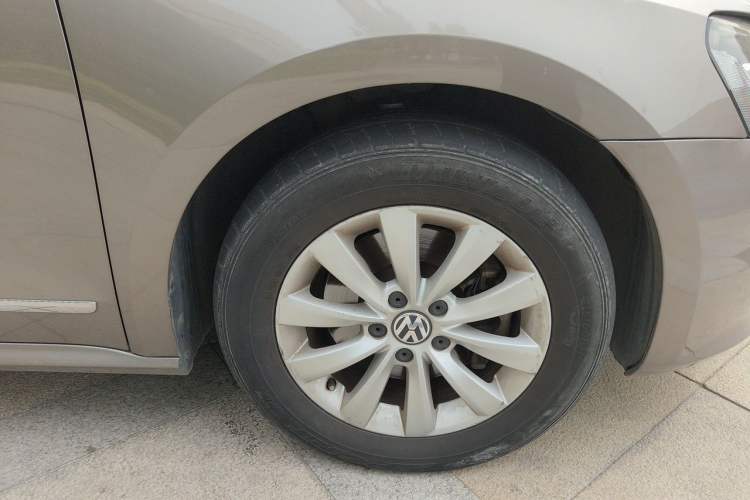 Used Volkswagen Passat 2013 1.8TSI DSG Prestige Edition Right Front Wheel Hub