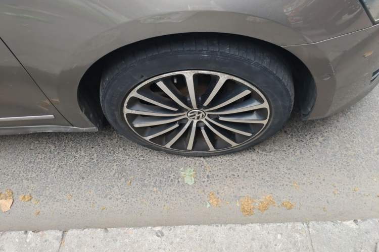 Used Volkswagen Passat 2013 3.0L V6 DSG Flagship Deluxe Edition Right Front Wheel Hub