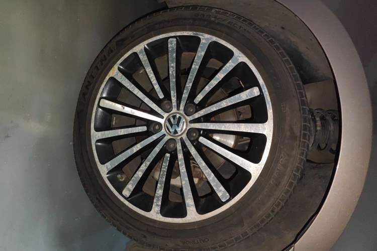Used Volkswagen Passat 2013 1.4 TSI DSG Prestige Edition Right Front Wheel Hub