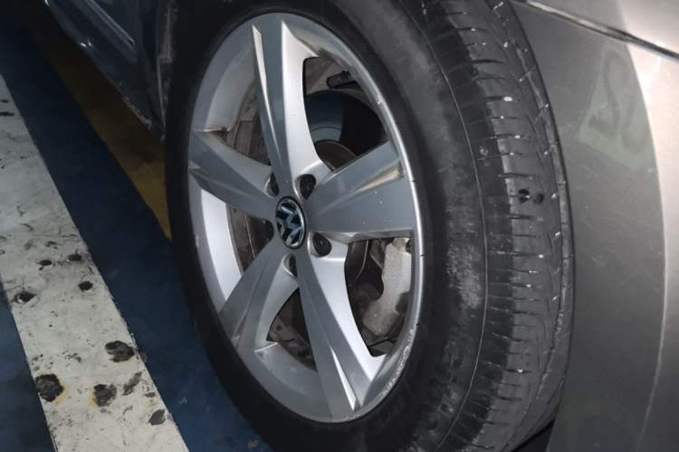 Used Volkswagen Passat 2013 1.8TSI DSG Prestige Edition Right Front Wheel Hub