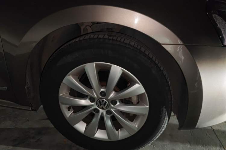 Used Volkswagen Passat 2013 1.4TSI Manual Luxury Edition Right Front Wheel Hub