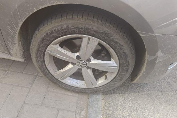 Used Volkswagen Passat 2013 1.8TSI DSG Prestige Edition Right Front Wheel Hub