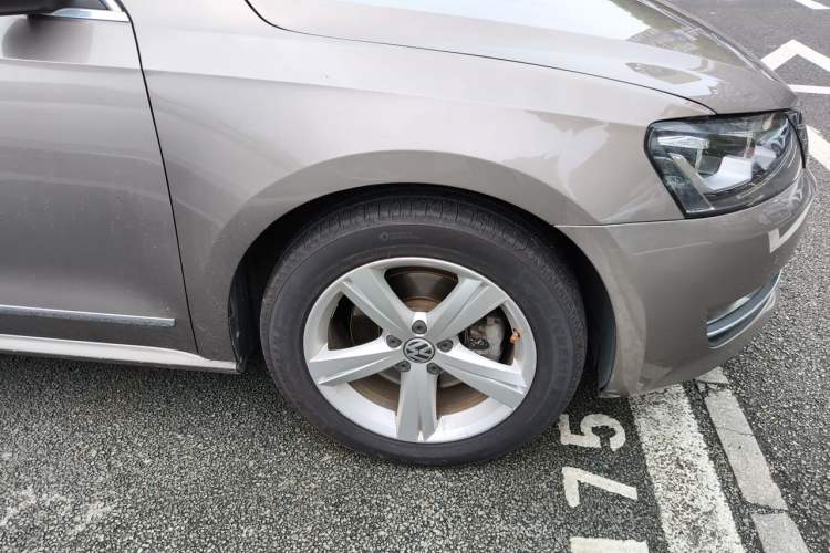 Used Volkswagen Passat 2013 1.8TSI DSG Prestige Edition Right Front Wheel Hub