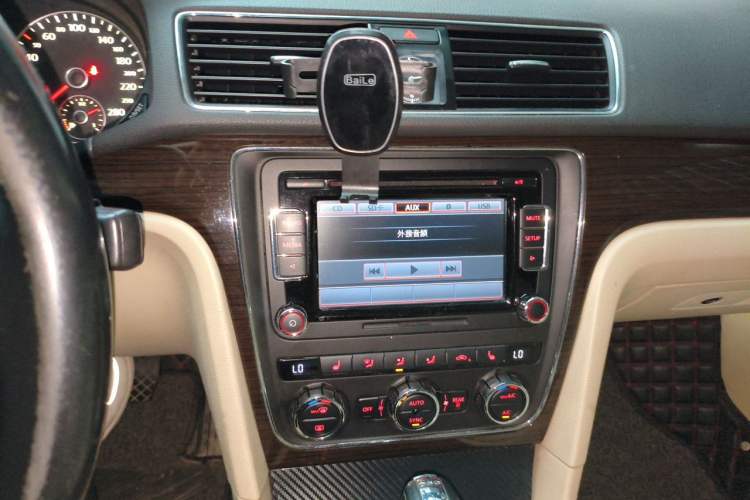 Used Volkswagen Passat 2013 1.8TSI DSG Prestige Edition Audio And AC Panel