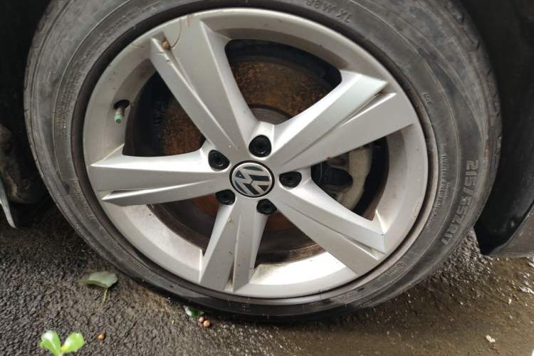 Used Volkswagen Passat 2013 1.8TSI DSG Prestige Edition Right Front Wheel Hub