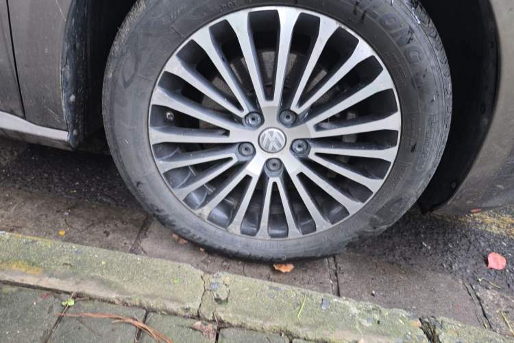 Used Volkswagen Passat 2013 1.8TSI DSG Prestige Edition Right Front Wheel Hub