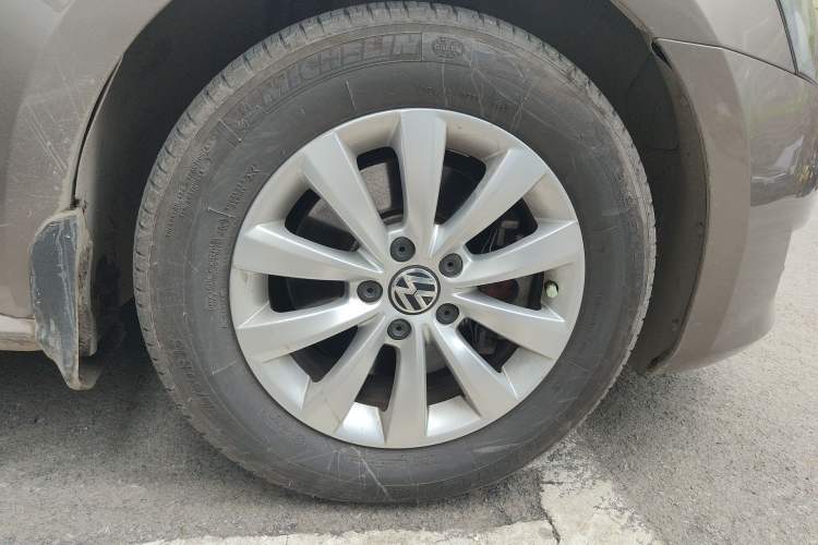 Used Volkswagen Passat 2013 1.8TSI DSG Prestige Edition Right Front Wheel Hub